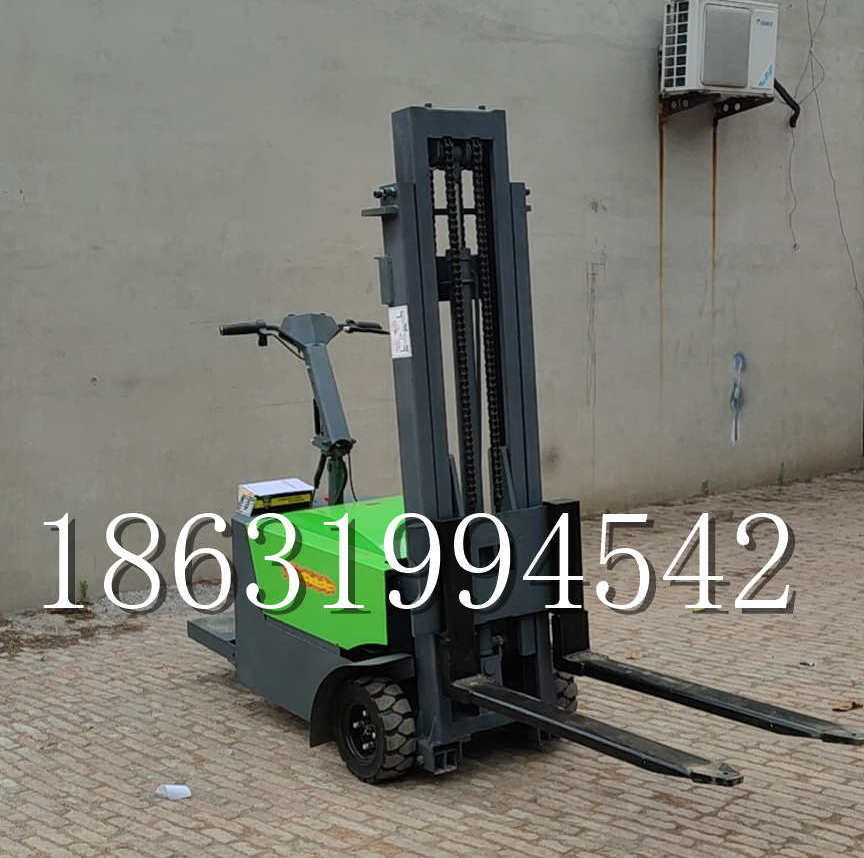 社旗县优程全电动叉车插腿式堆高车液压装卸车1.5吨升高小型站驾式铲车